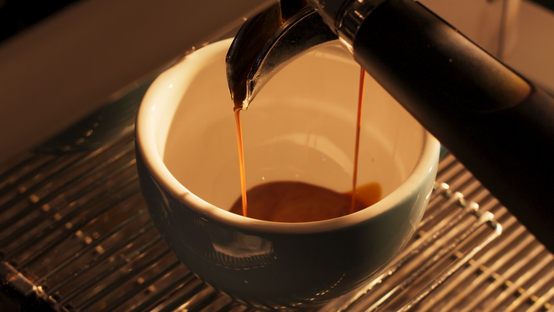 Café cayendo en una taza