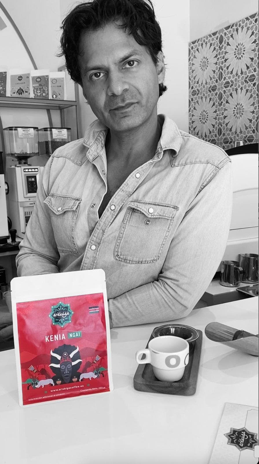 Reza Emilio Juma, fundador de Arábiga, en la barra con una bolsa de café