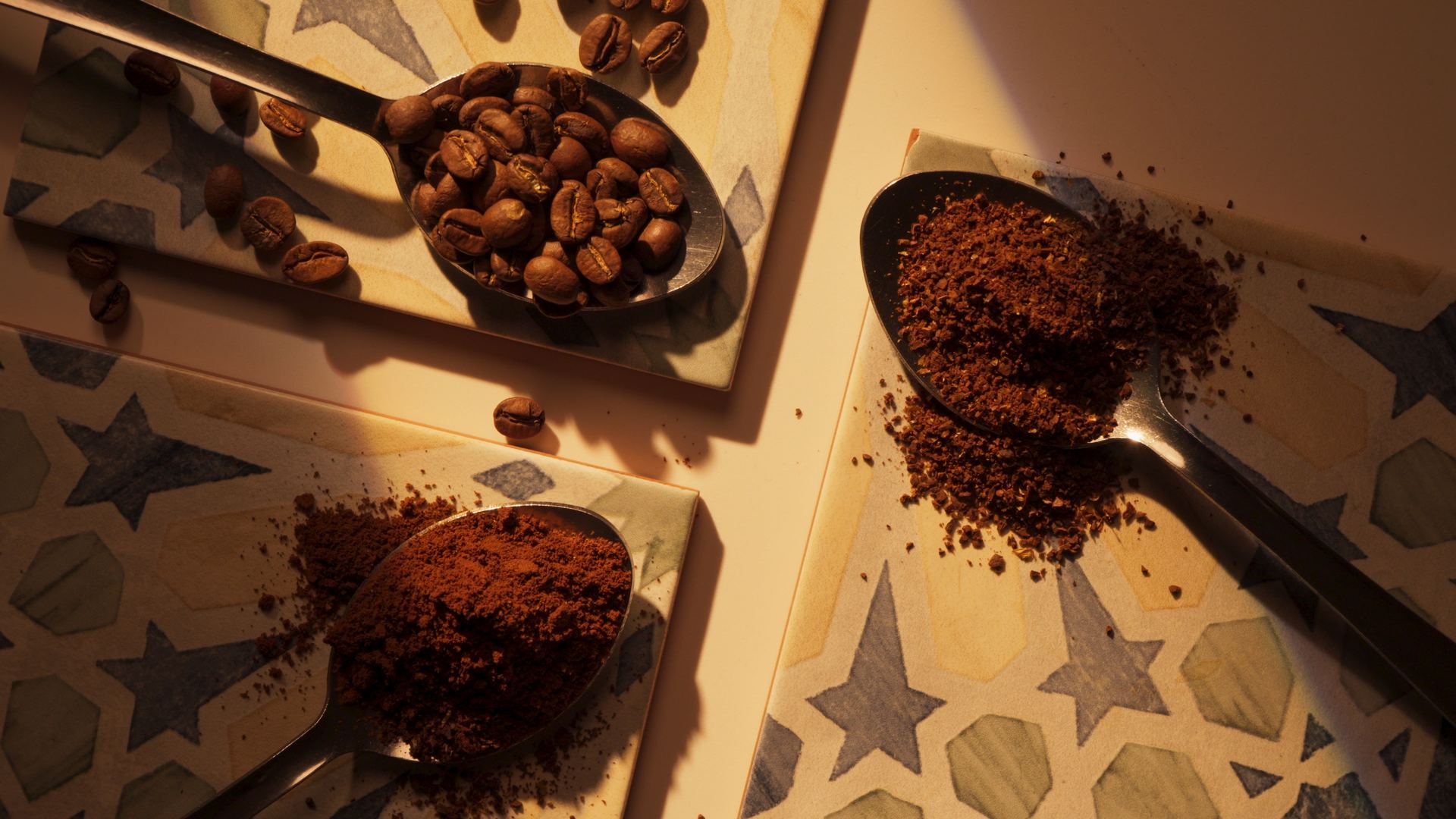 Café en grano y molido sobre azulejos