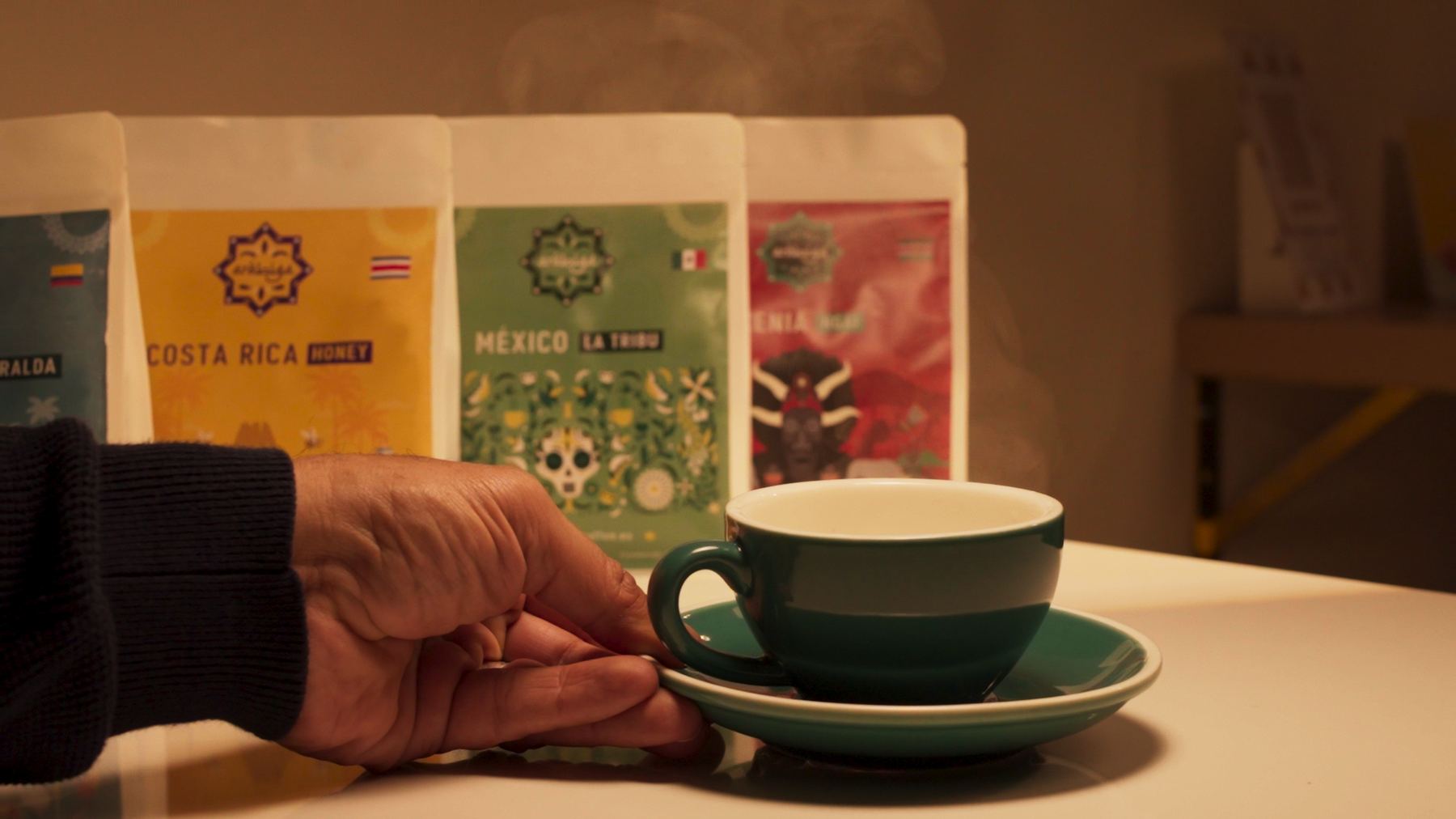 Taza de café servida delante de las bolsas de Arábiga