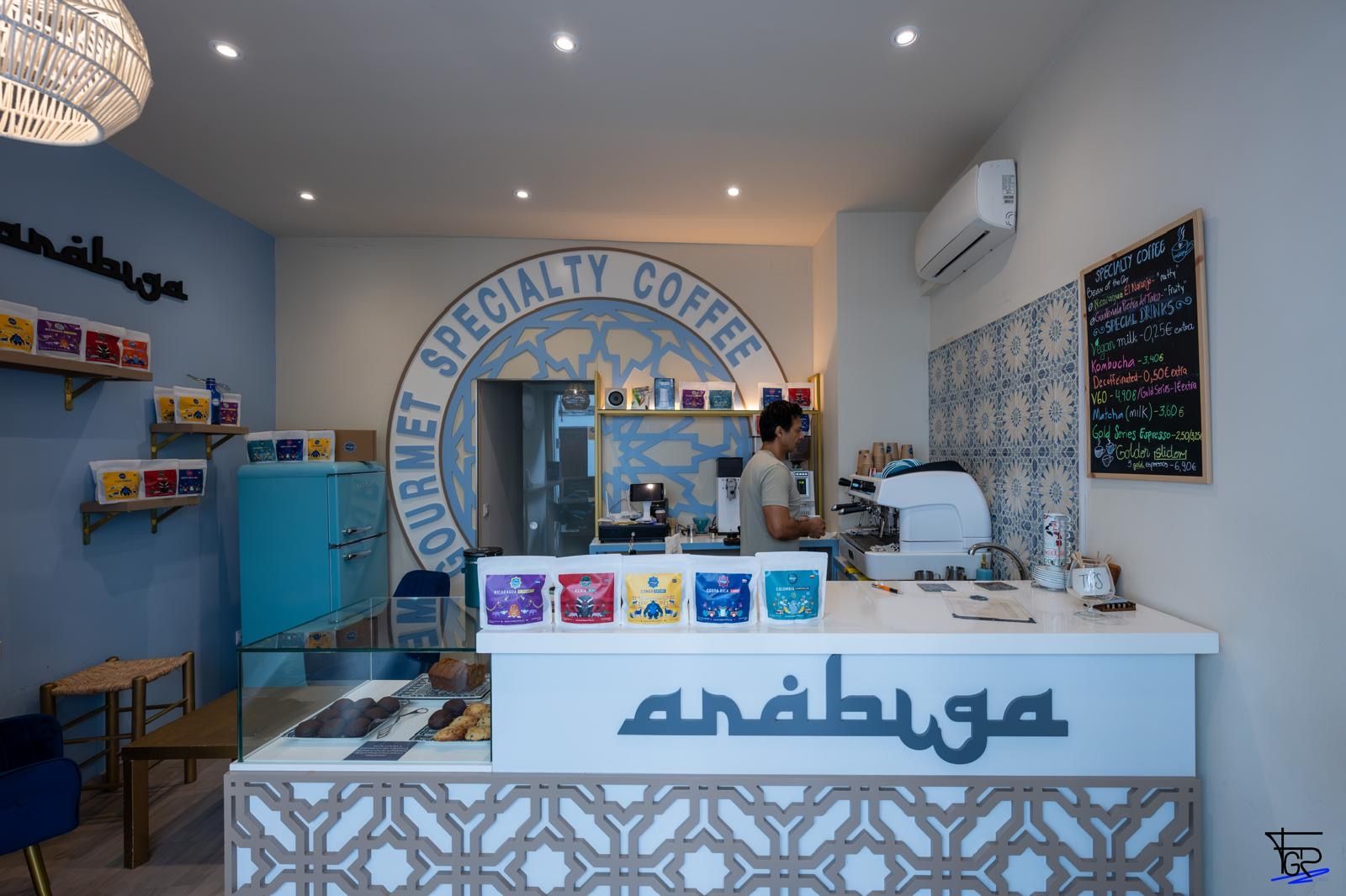 Interior de Arábiga en la calle Lucano, con la barra de azulejos